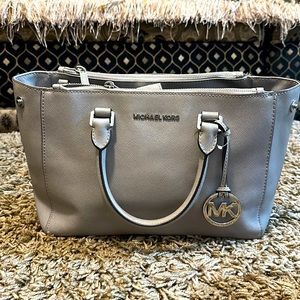 Worn 2 times still in good conditions, price depending can make it cheaper